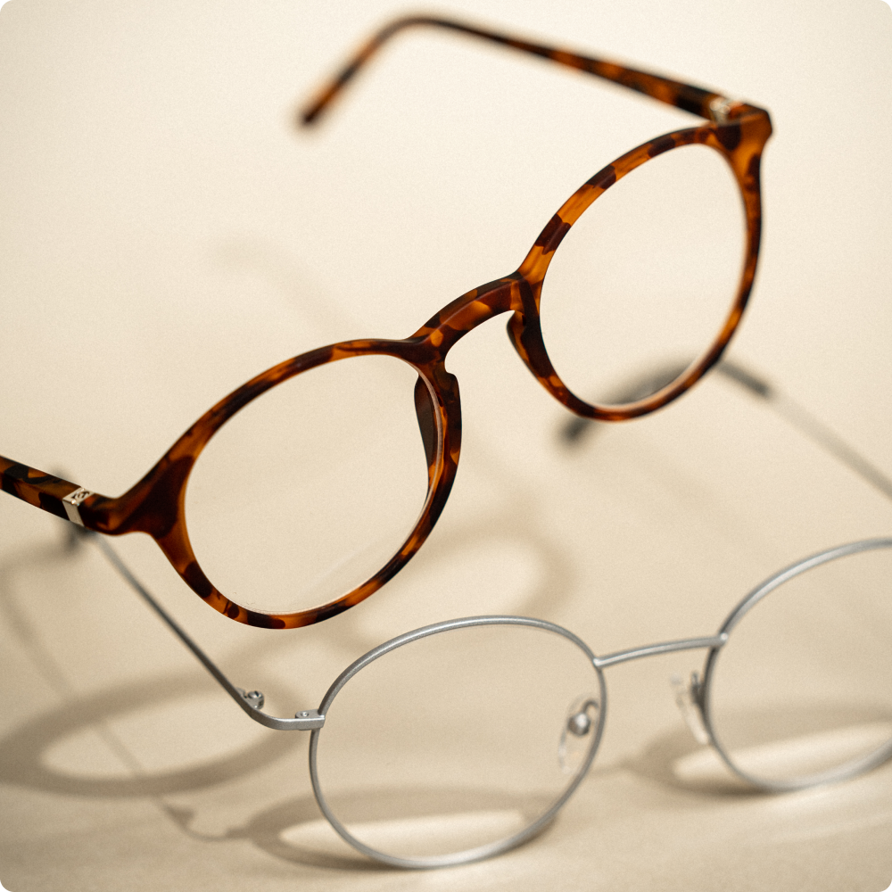 Nahaufnahme von zwei Lesebrillen mit runden Gläsern von Luxreaders.