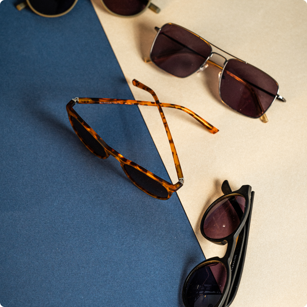 Verschiedene Sonnenbrillen von Luxreaders vor zweifarbigen Hintergrund.