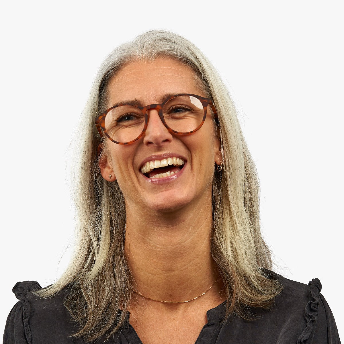 Person wearing tortoiseshell Læsø Turtle reading glasses