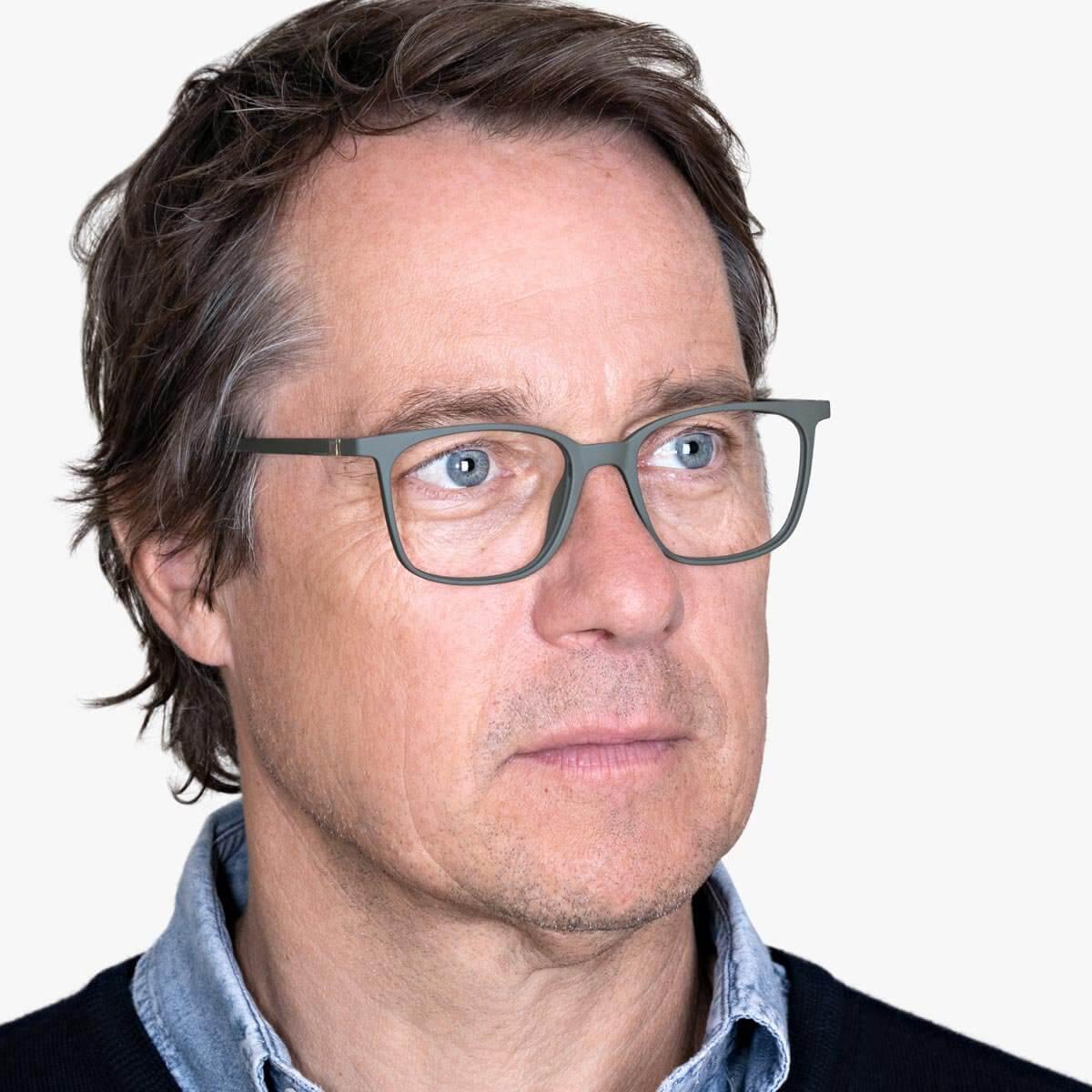 mens-fyn-dark-army_reading-glasses_male-model-1.jpg?v=1771424172&width=1200