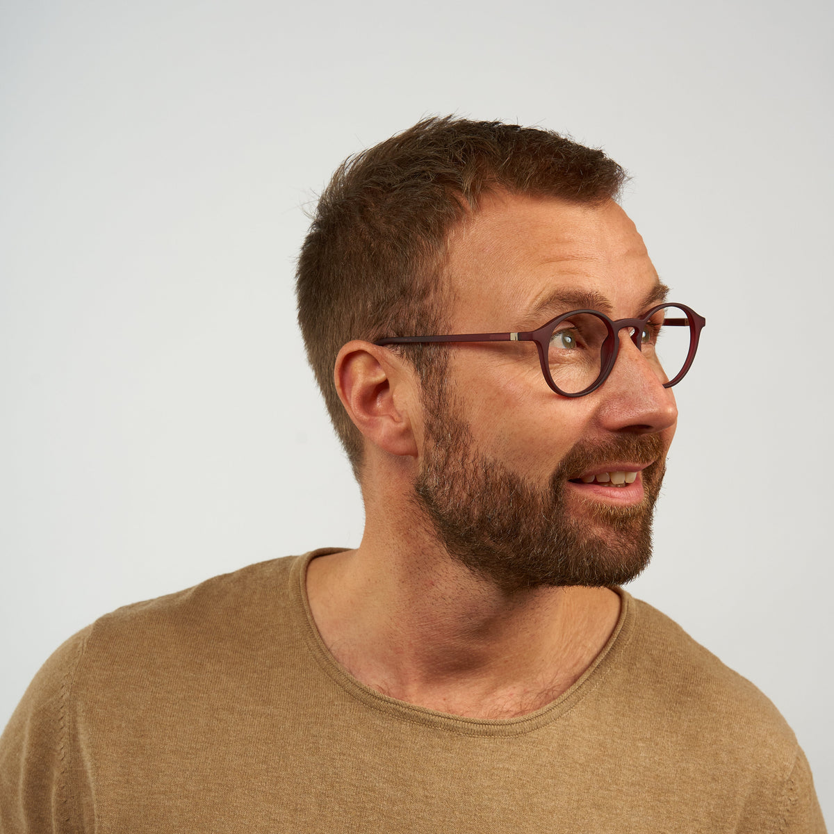 mens-laeso-red_reading-glasses_male-model-1.jpg?v=1771422793&width=1200