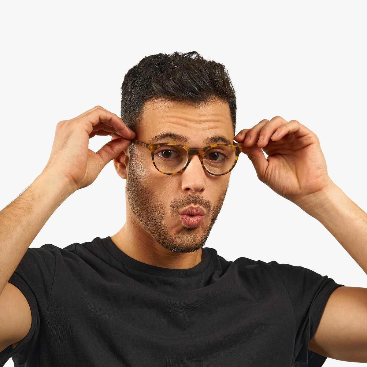 Person wearing Men's Örebro Light Turtle reading glasses