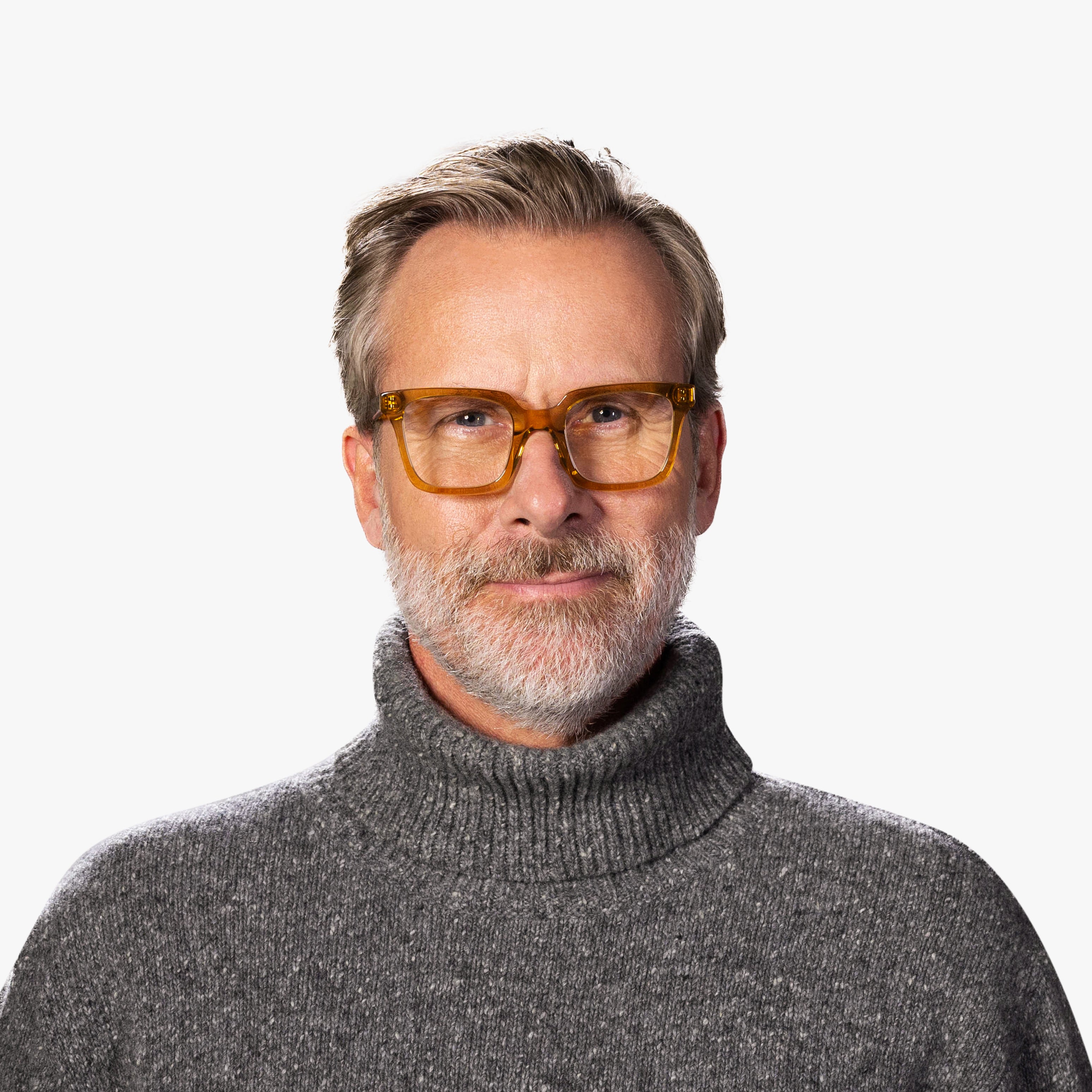 Person wearing Tisvilde Crystal Caramel reading glasses