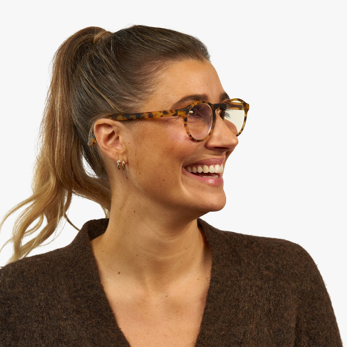 Person wearing Trondheim Light Turtle reading glasses